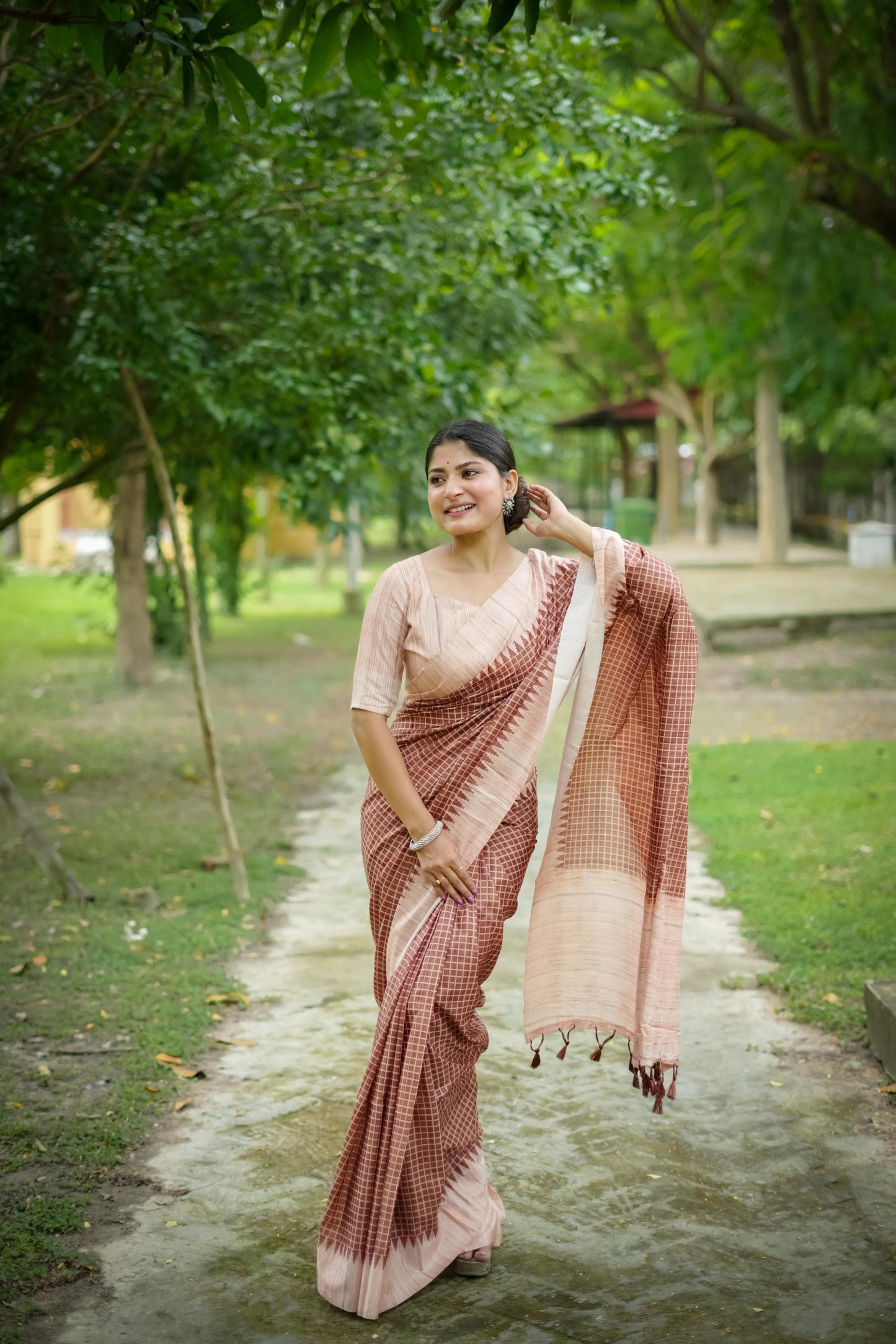 Graceful Soft Tussar Silk Saree with Cheks Print and Contrast 