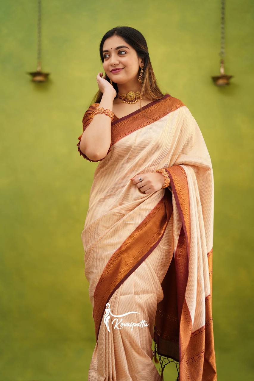 Stunning-Peach-Soft-Lichi-Silk-Saree-with-Intricate-Jacquard-Design-and-Rich-Pall