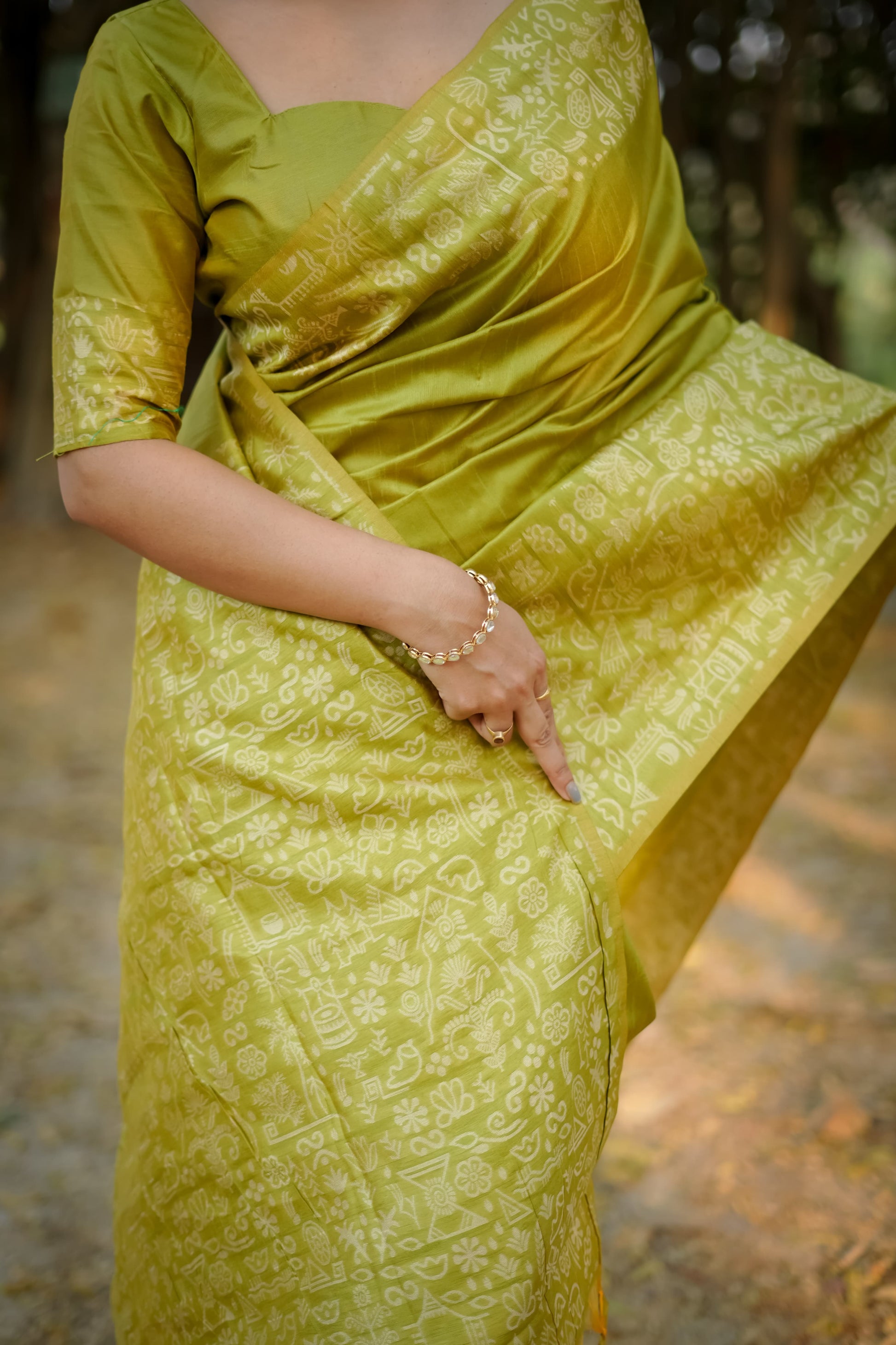 Green saree with intricate Gala Border pattern close up
